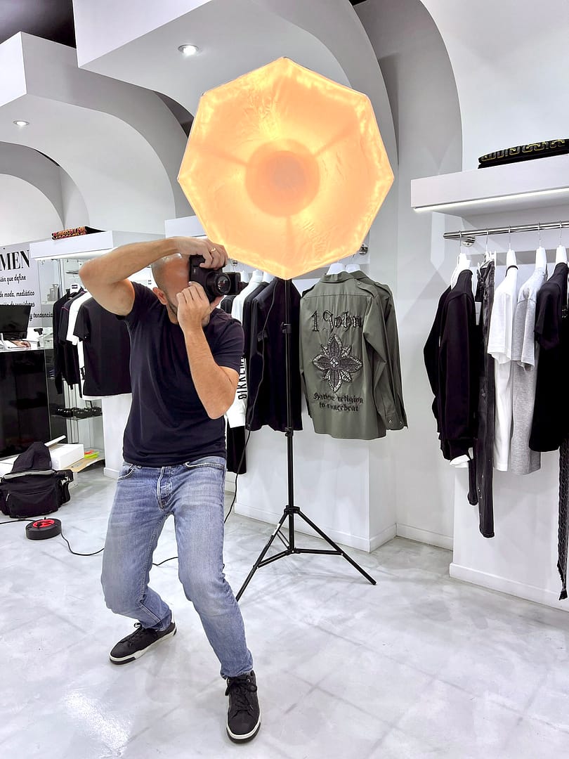 Fotógrafo capturando imágenes en una tienda de ropa contemporánea.